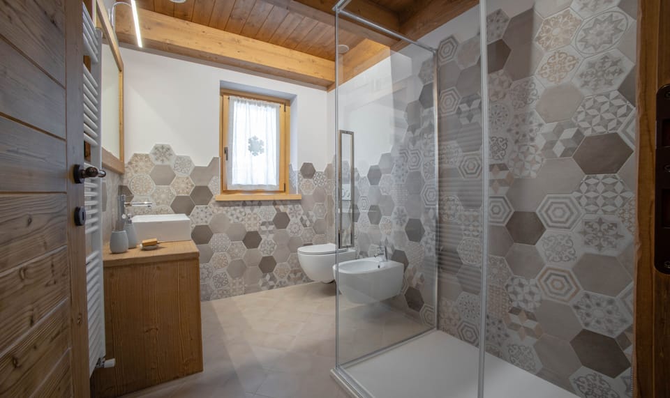 Standard Double Room | Bathroom | Shower, hair dryer, bathrobes, slippers