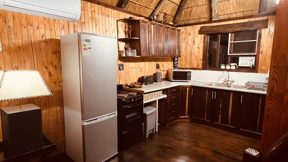 Full-size fridge, microwave, oven, stovetop
