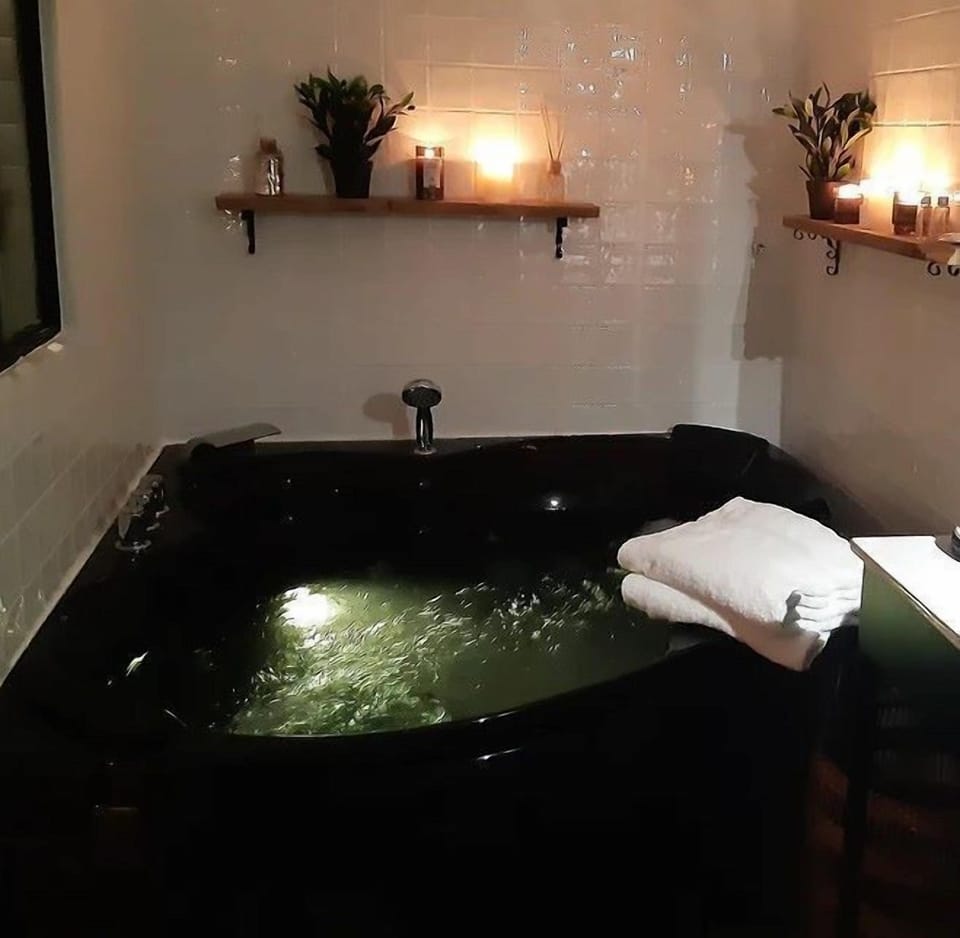Romantic Suite | Bathroom | Shower, hair dryer, towels