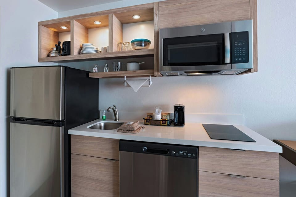 Full-size fridge, microwave, stovetop, dishwasher