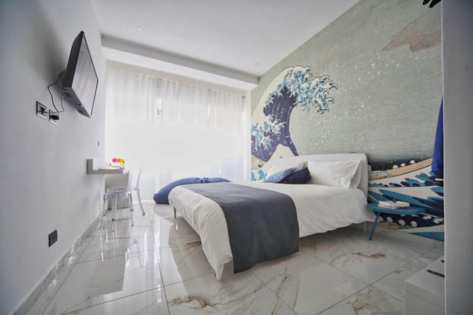 Suite "L'Onda" | Free minibar, individually furnished, desk, laptop workspace