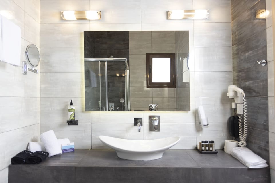 Junior Suite, Private Pool | Bathroom | Free toiletries, hair dryer, slippers, towels
