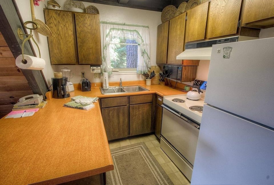 House, 3 Bedrooms | Private kitchen | Fridge, coffee/tea maker, toaster