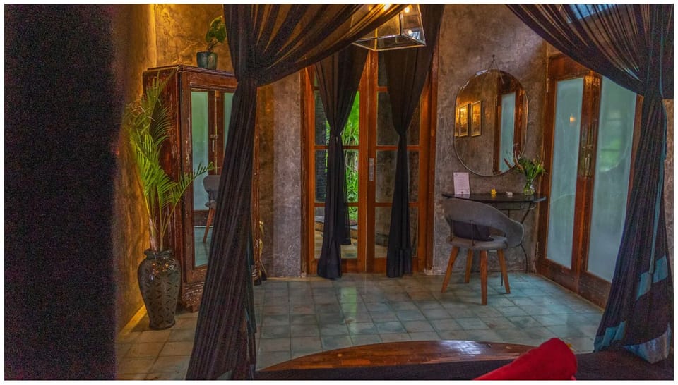 Aqua Room | Individually decorated, individually furnished, free WiFi, bed sheets