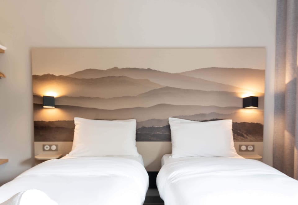 Twin Room | Desk, laptop workspace, blackout drapes, free cribs/infant beds