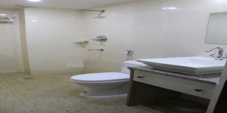 Family Quadruple Room | Bathroom | Shower, rainfall showerhead, towels, soap
