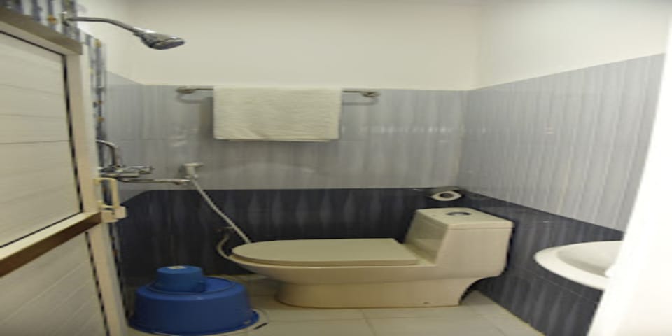 Shower, rainfall showerhead, towels, soap