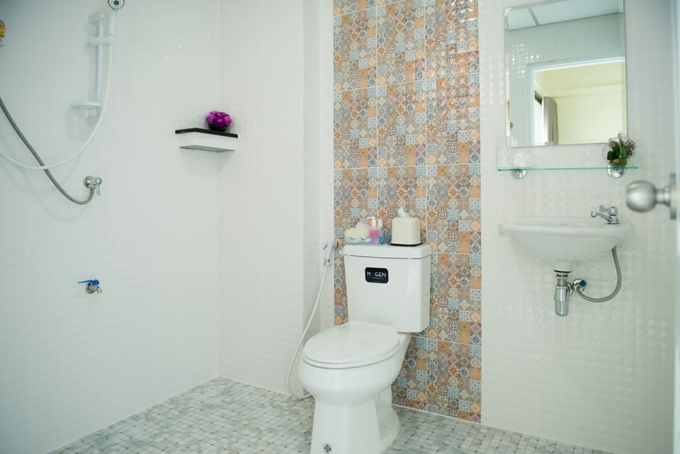 Studio, 2 Single Beds | Bathroom | Shower, towels, soap, shampoo