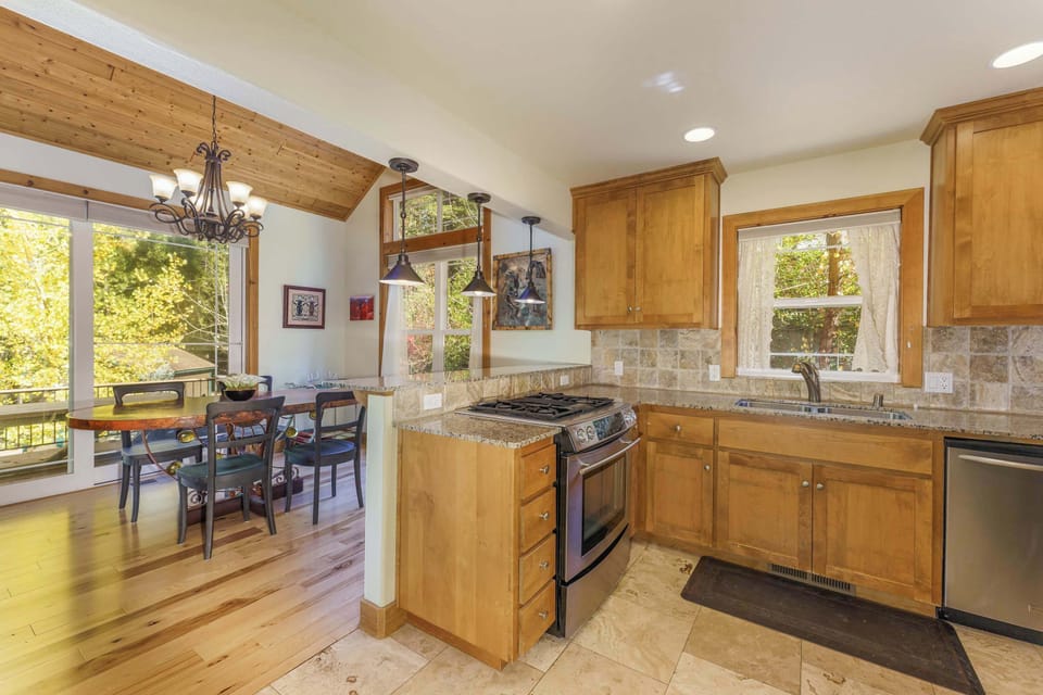 House, Multiple Beds, Patio, Mountain View (Yosemite Insiders) | Private kitchen | Coffee/tea maker, fridge, microwave, oven