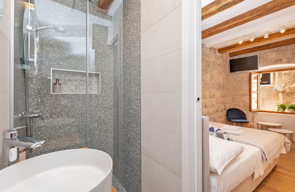 Classic Room | Soundproofing, free WiFi, bed sheets