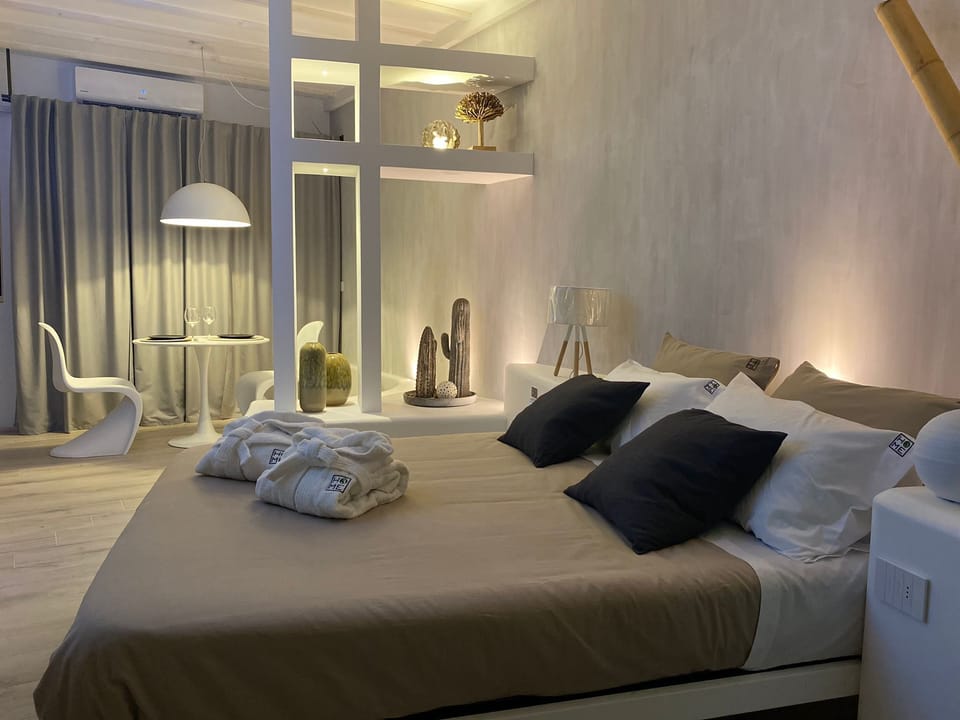 Deluxe Studio Suite | 1 bedroom, down comforters, in-room safe, WiFi (free)
