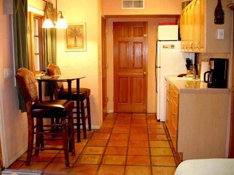 Garden Studio, 1 King, Kitchenette, Fireplace | Private kitchen | Fridge, microwave, coffee/tea maker, toaster