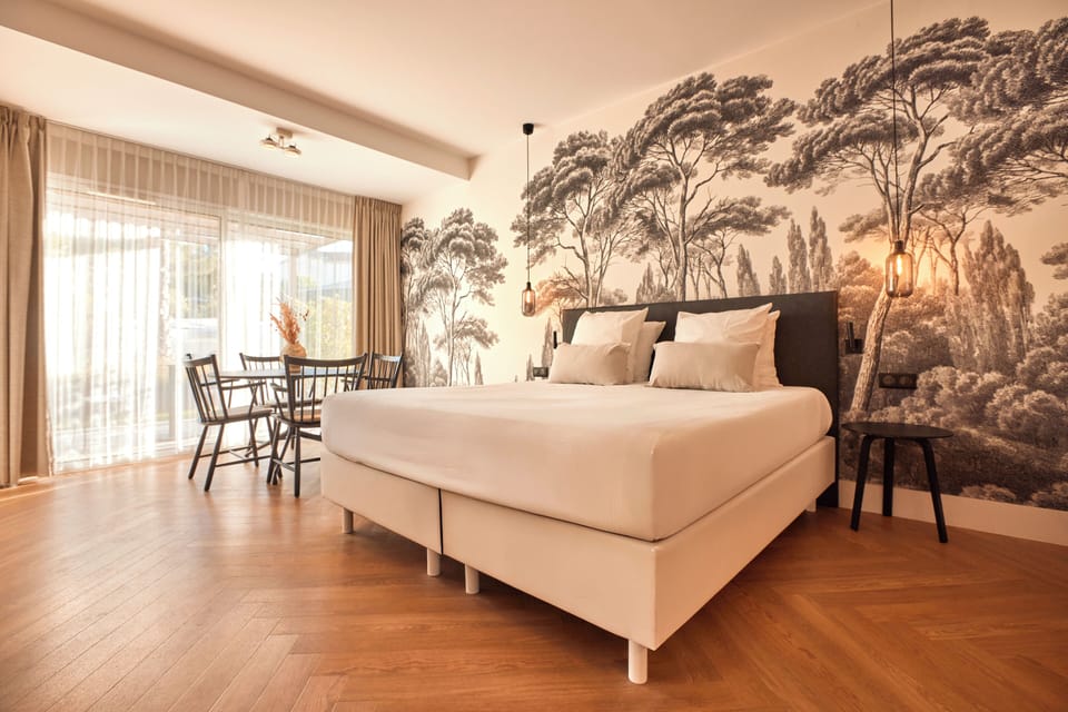 Superior Suite (with bath) | Premium bedding, minibar, in-room safe, desk