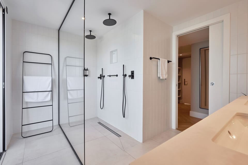 Family Suite | Bathroom | Shower, free toiletries, hair dryer, bathrobes
