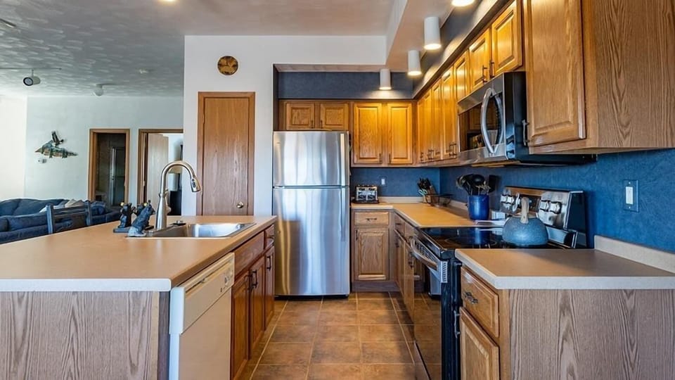 Condo, 4 Bedrooms | Private kitchen | Coffee/tea maker, fridge, oven, toaster