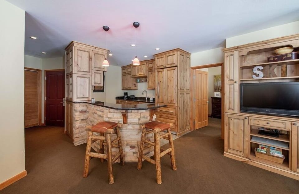 Condo, 3 Bedrooms | Private kitchen | Coffee/tea maker, fridge, oven, toaster