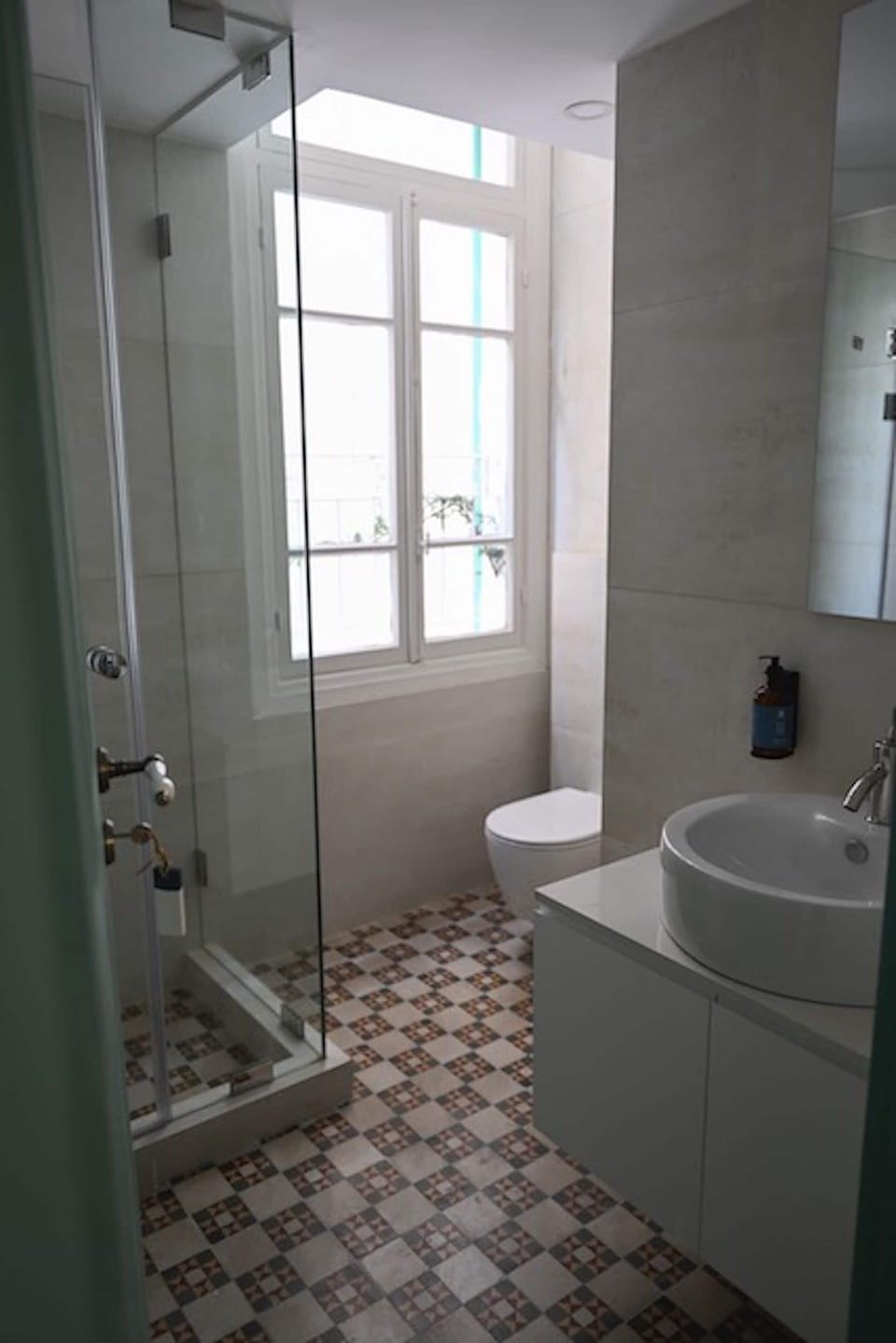 Deluxe Room | Bathroom | Shower, free toiletries, hair dryer, slippers
