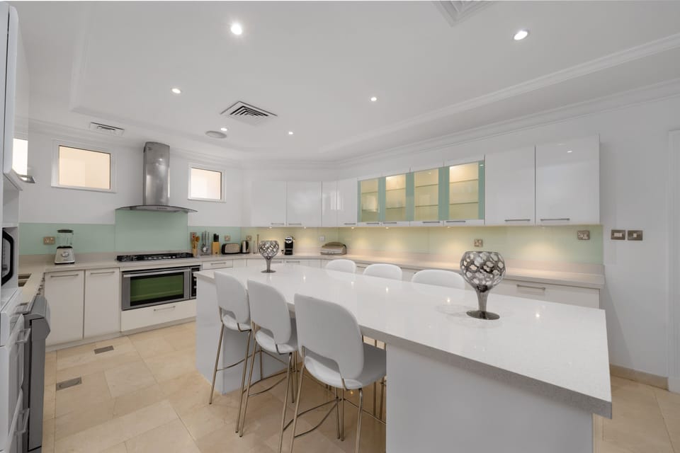 Deluxe Villa, 5 Bedrooms | Private kitchen | Dining table