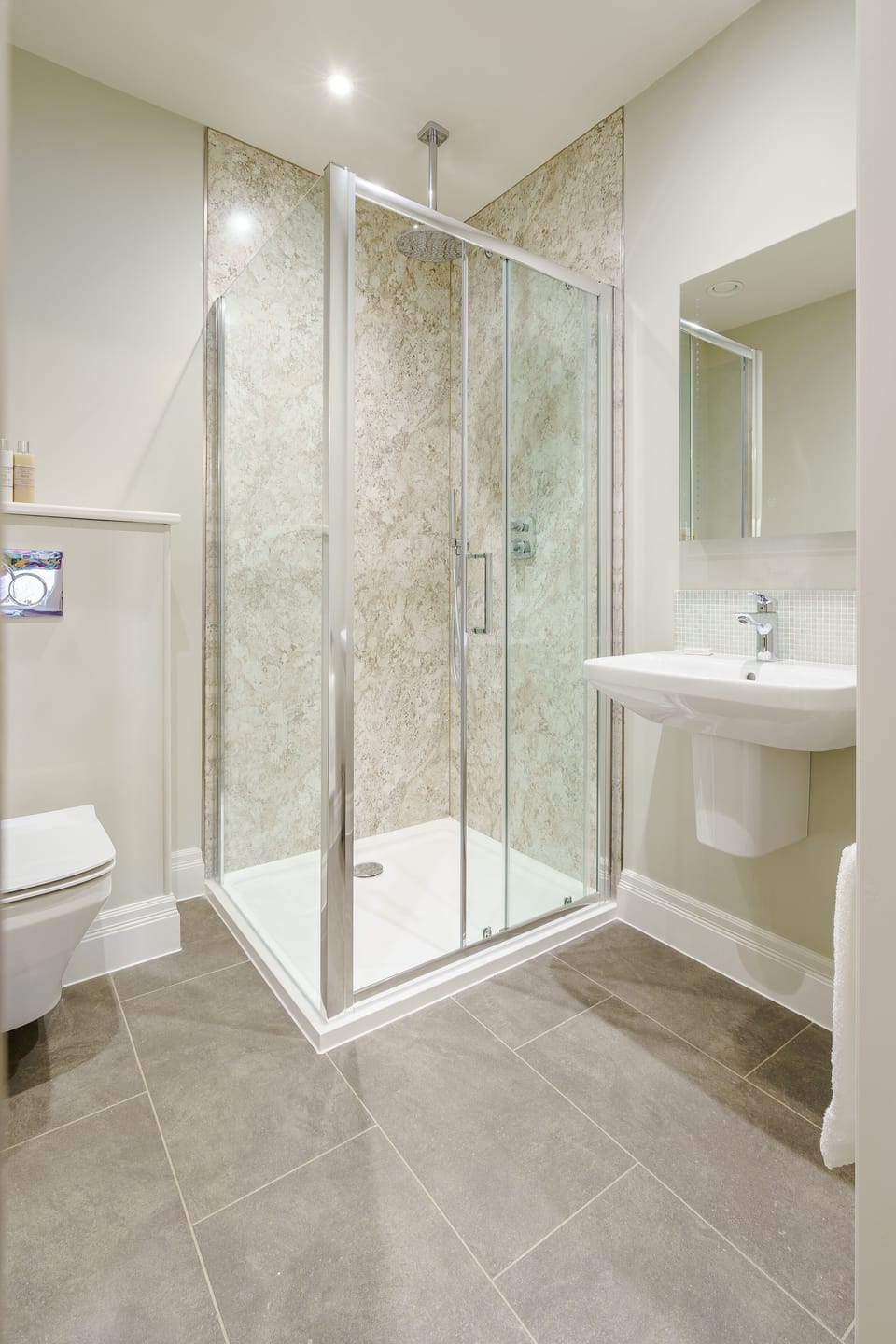 Deluxe Double Room, 1 King Bed, Courtyard View | Bathroom | Designer toiletries, hair dryer, bathrobes, slippers