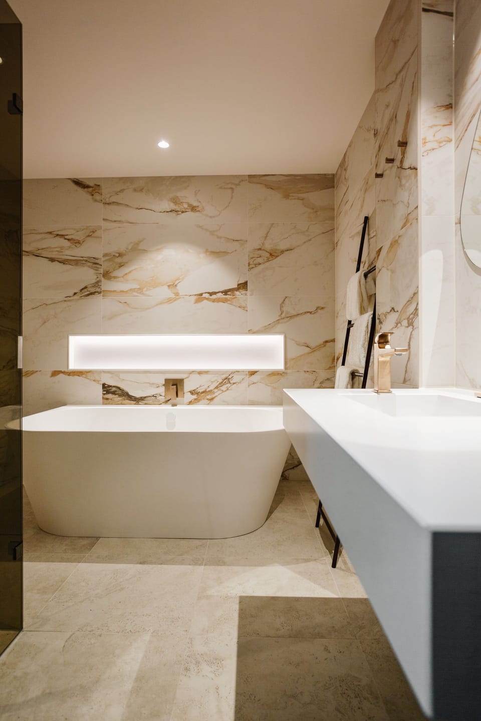 Deluxe Room | Bathroom | Hair dryer, towels, soap, shampoo