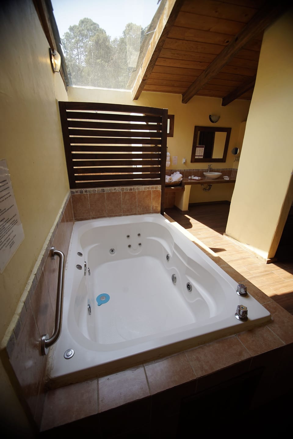 Elite Cabin (Tejocote) | Bathroom | Shower, rainfall showerhead, hair dryer, towels