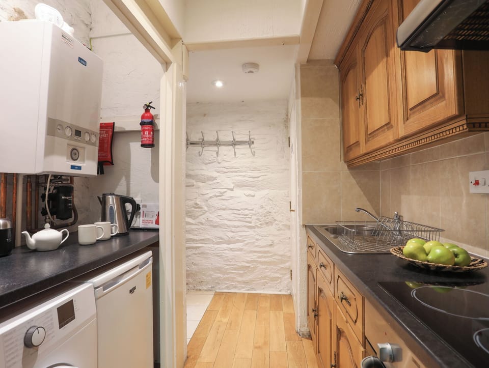 Cottage | Private kitchen | Fridge, cookware/dishes/utensils