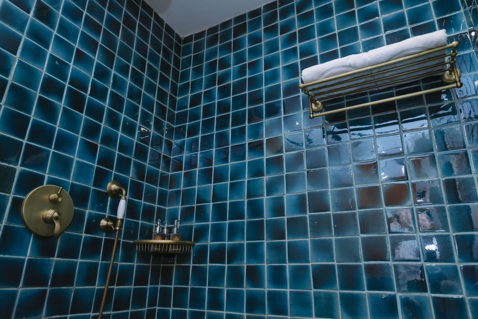 Deluxe Room | Bathroom | Hair dryer, bathrobes, slippers, towels