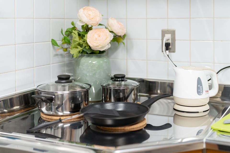 Basic House | Private kitchen | Fridge, stovetop, electric kettle, cookware/dishes/utensils