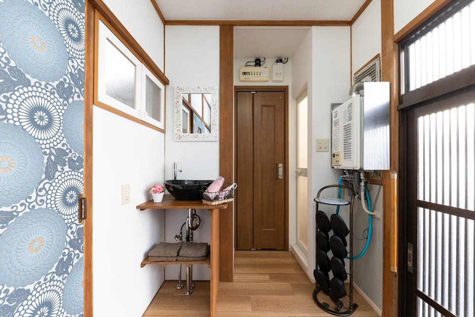 Basic House | Bathroom | Hair dryer, slippers, bidet, towels
