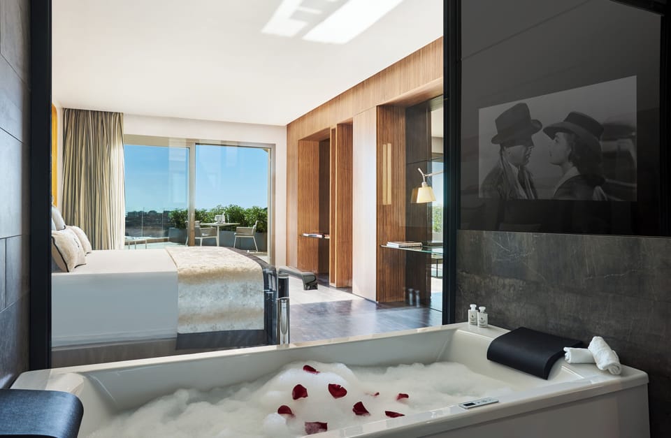 Junior Suite, Sea View | Minibar, in-room safe, desk, blackout drapes