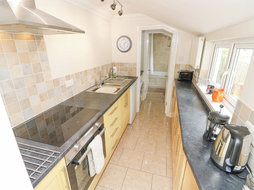 Cottage | Private kitchen | Fridge, cookware/dishes/utensils