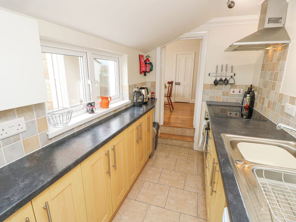 Cottage | Private kitchen | Fridge, cookware/dishes/utensils