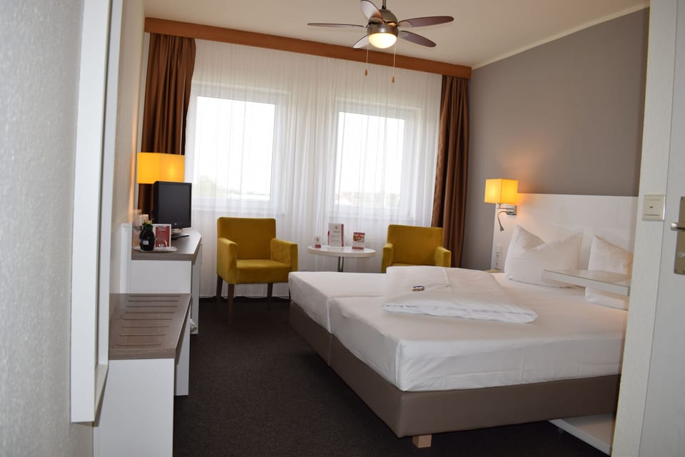 Comfort Single Room | Desk, blackout drapes, iron/ironing board, free WiFi