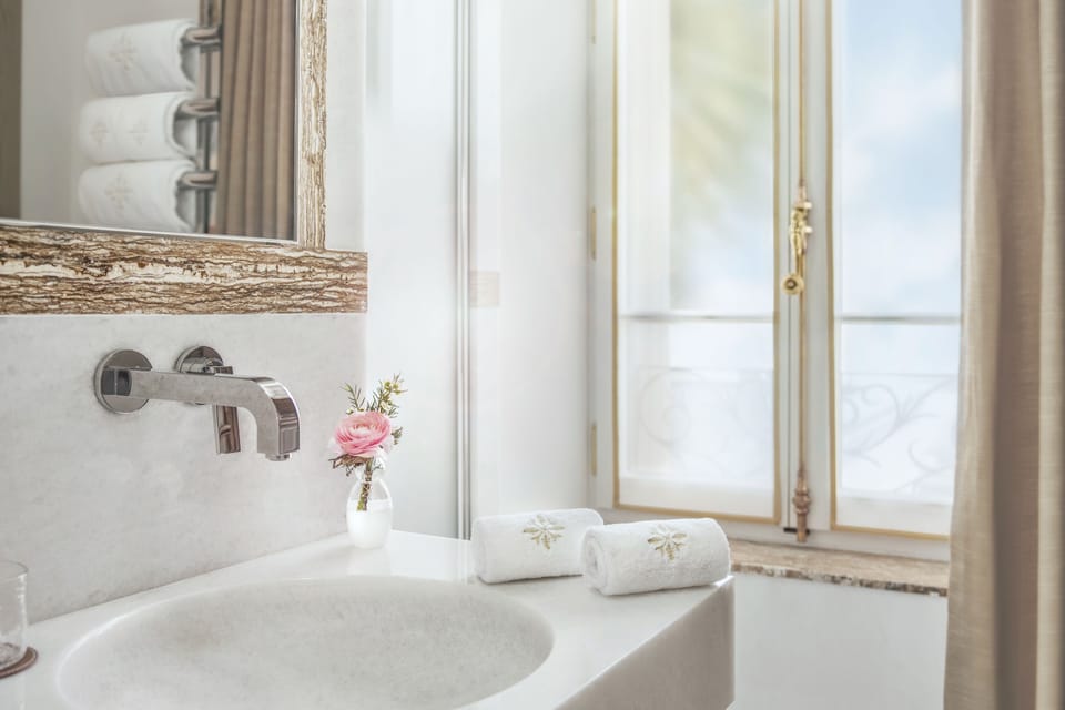 Chambre Prestige | Bathroom | Hair dryer, bathrobes, slippers, towels