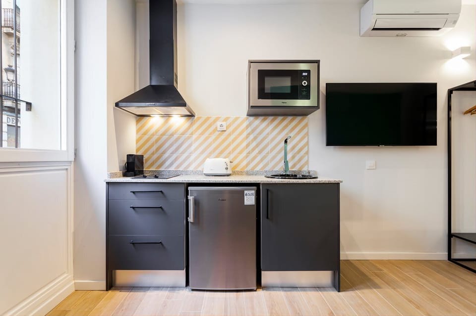 Fridge, cookware/dishes/utensils