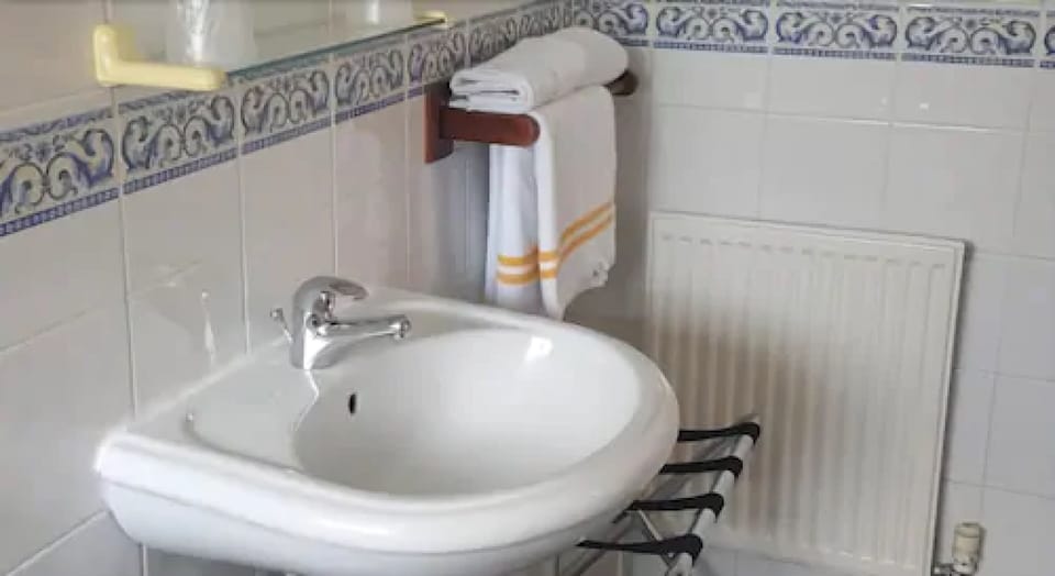 Bathroom sink