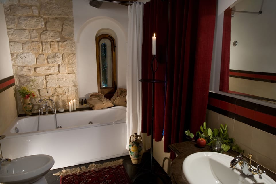 Combined shower/tub, rainfall showerhead, free toiletries, hair dryer