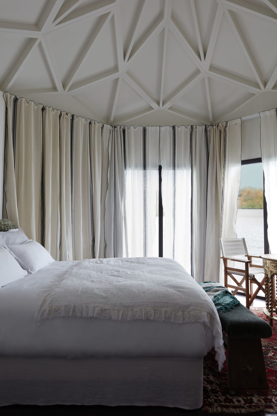 Lodge avec Spa | Minibar, in-room safe, individually decorated, desk