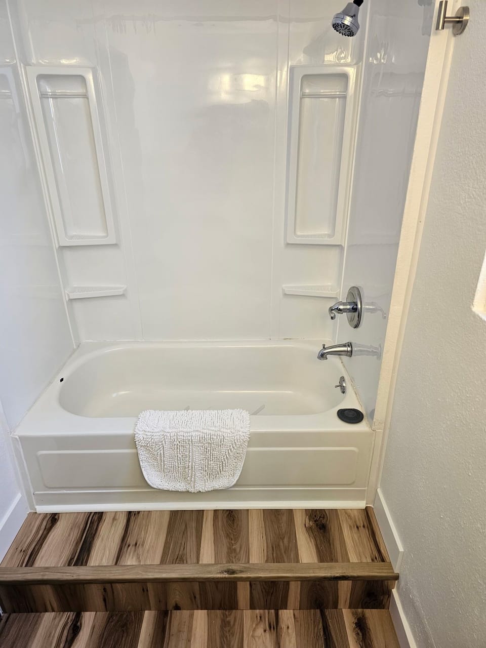 Suite, 1 King Bed with Sofa bed | Bathroom | Free toiletries, towels, soap, shampoo