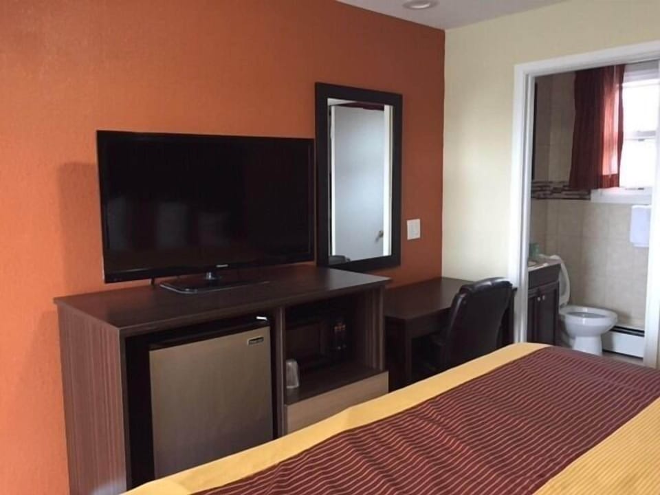 Standard Room, 1 King Bed, Non Smoking | Desk, free WiFi