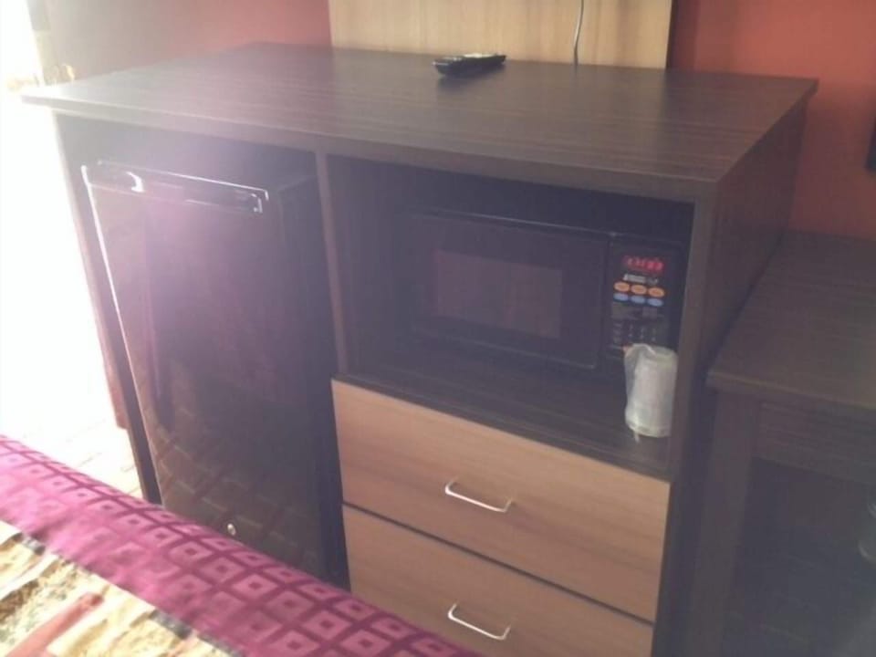 Standard Room, 1 King Bed, Non Smoking | Desk, free WiFi