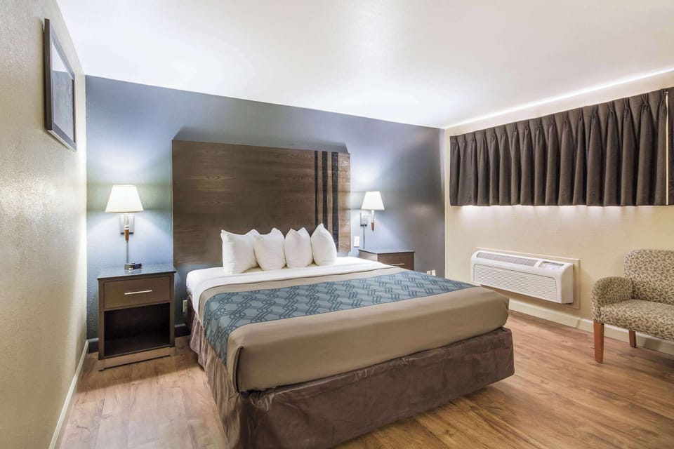 Room, 1 King Bed, Accessible, Non Smoking | Desk, iron/ironing board, cribs (free), WiFi (free)