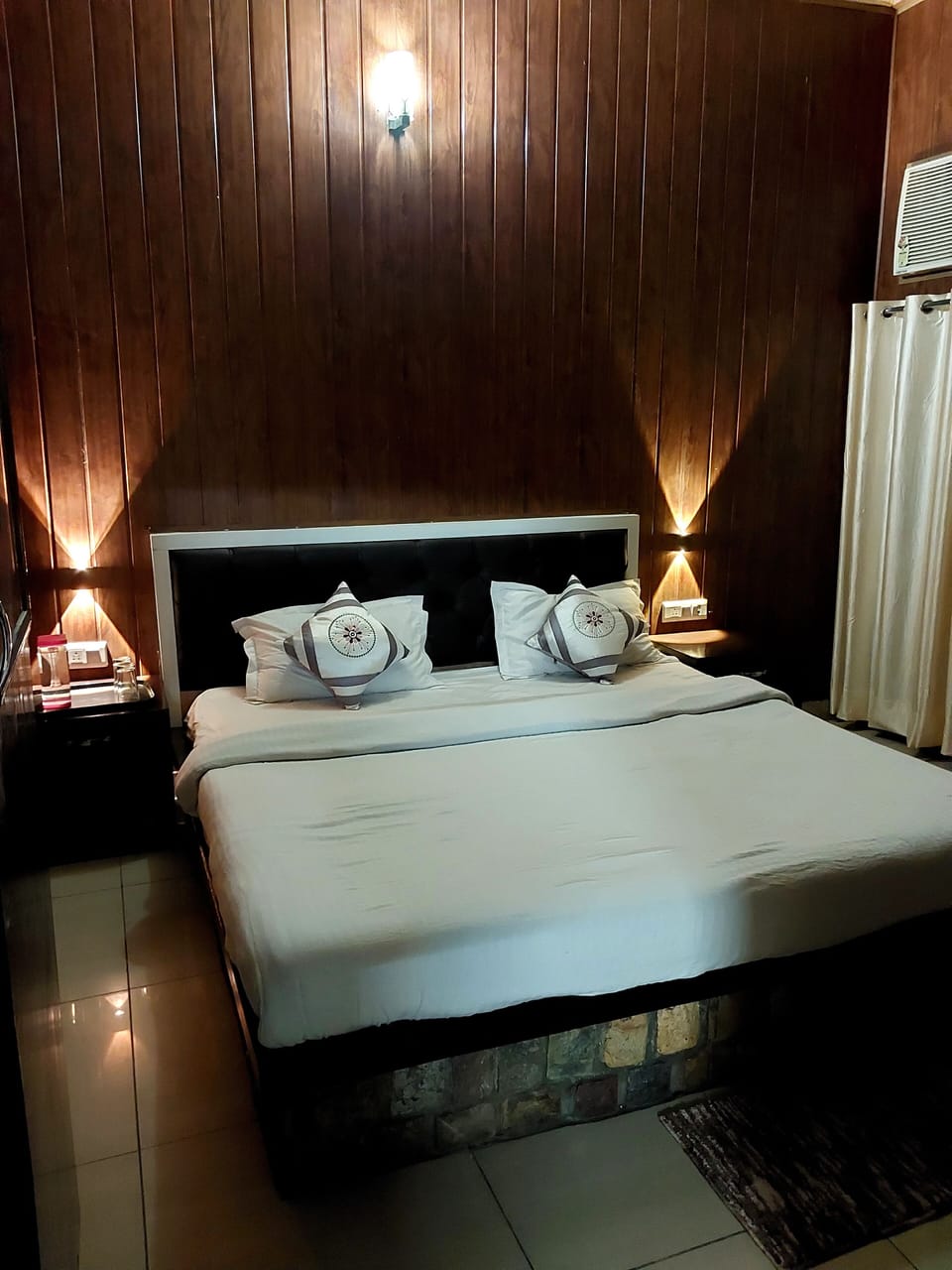 Luxury Room | Premium bedding, desk, soundproofing, free WiFi