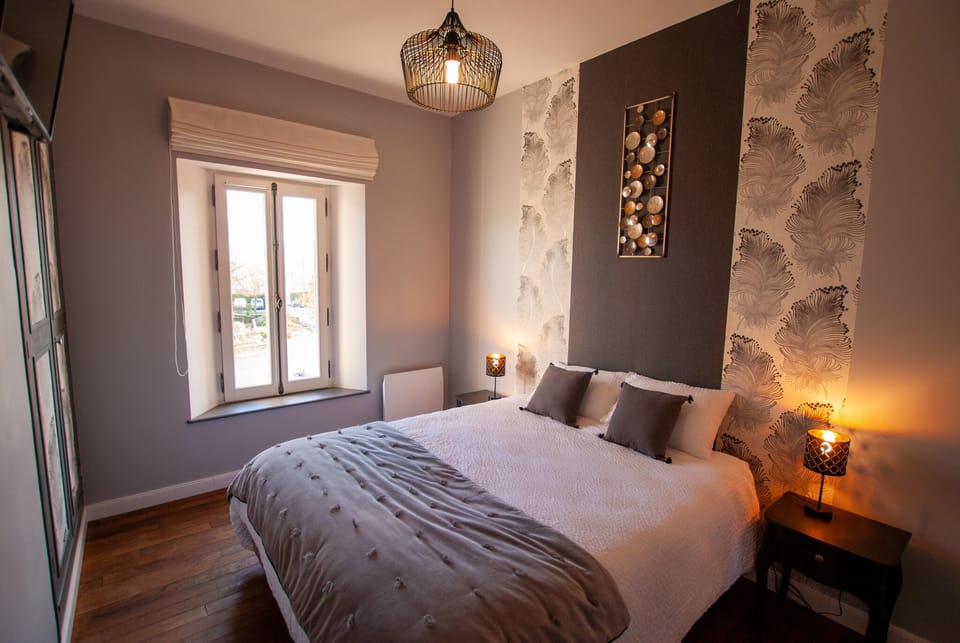 Double Room, 1 Queen Bed | Minibar, soundproofing, WiFi (free), bed sheets