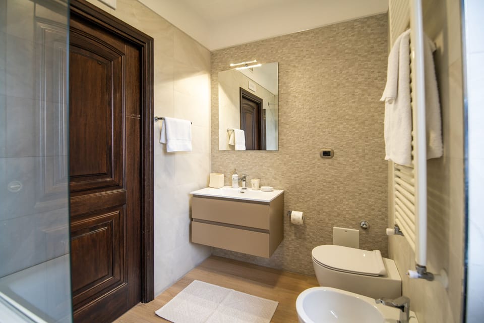 Deluxe Suite | Bathroom | Rainfall showerhead, free toiletries, bidet, towels