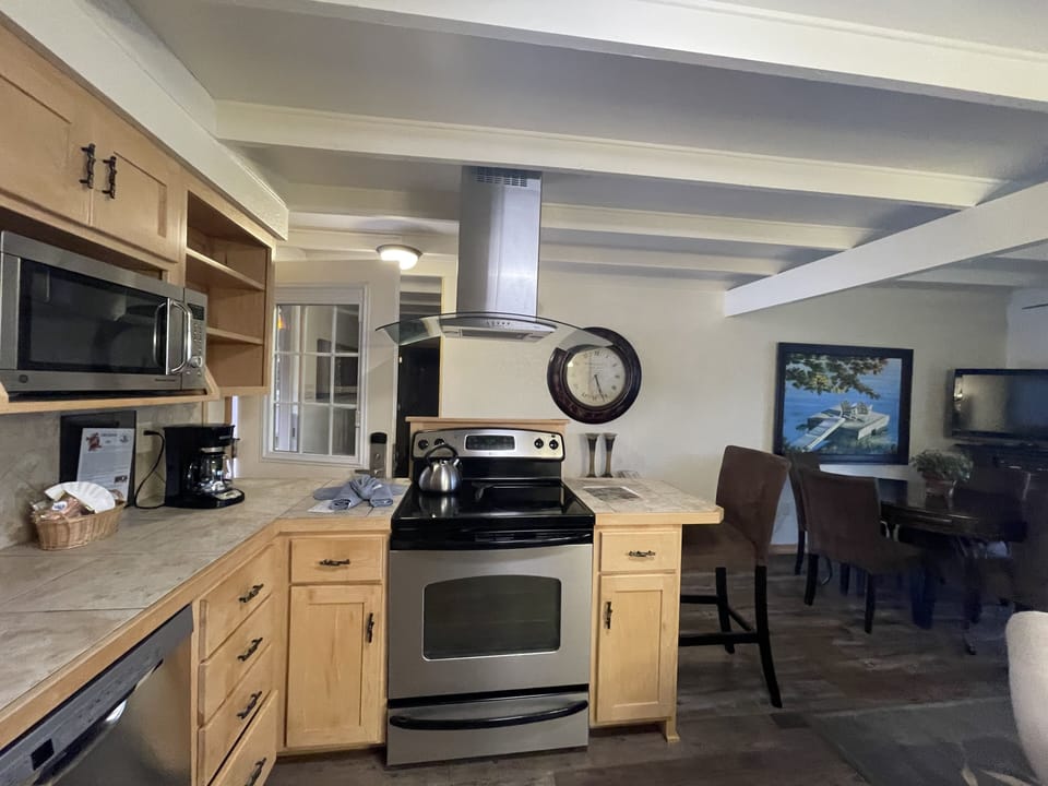 Cottage, 2 Bedrooms | Private kitchen | Coffee/tea maker, fridge, oven, toaster