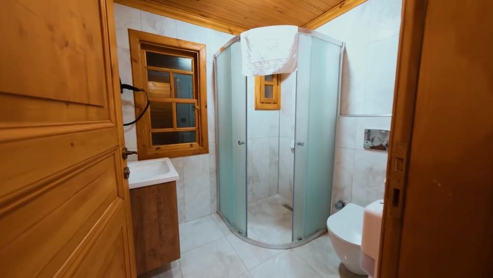 Room | Bathroom | Shower, rainfall showerhead, free toiletries, hair dryer