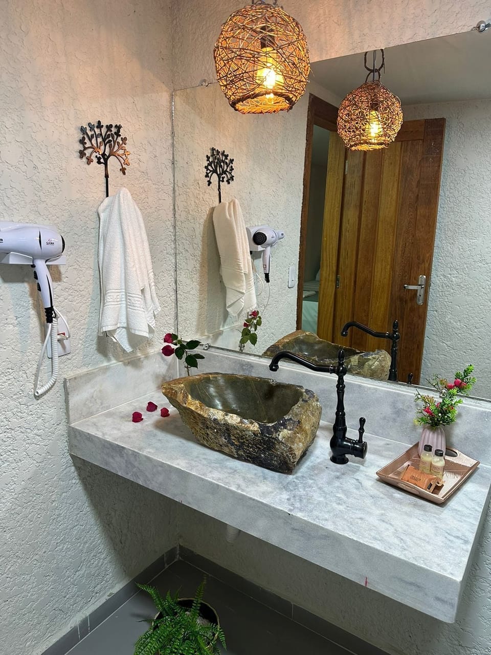 Deluxe Double Room | Bathroom | Shower, free toiletries, hair dryer, towels