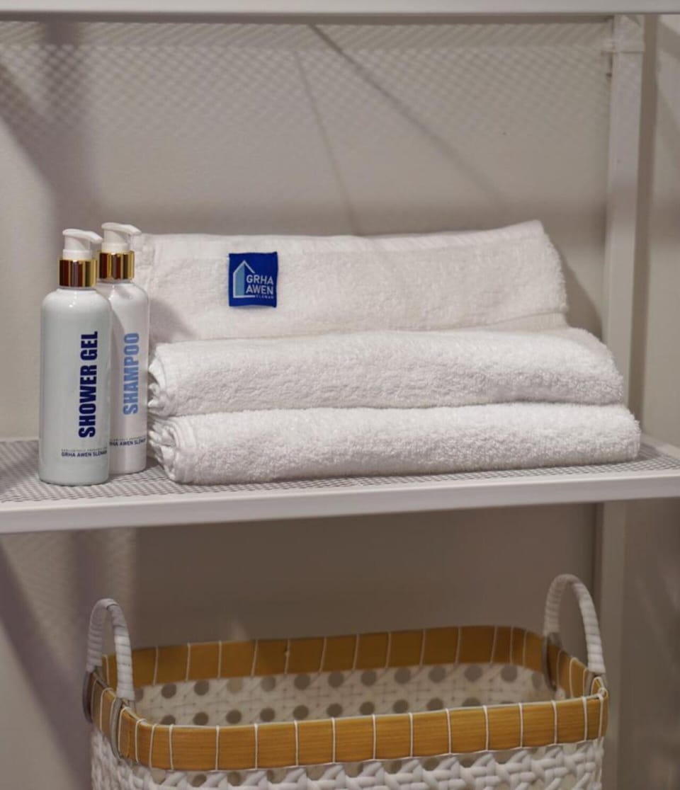 Design Room | Bathroom | Shower, rainfall showerhead, free toiletries, towels