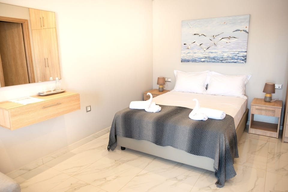 Deluxe Studio | Soundproofing, travel crib, free WiFi